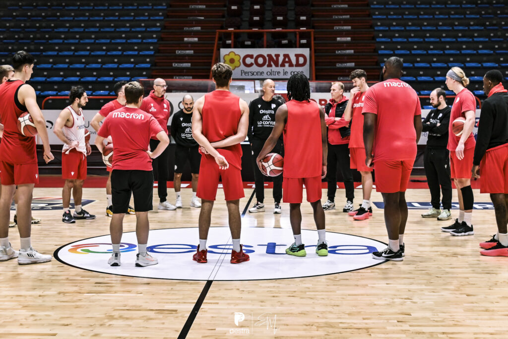 zare markovski con la squadra in campo