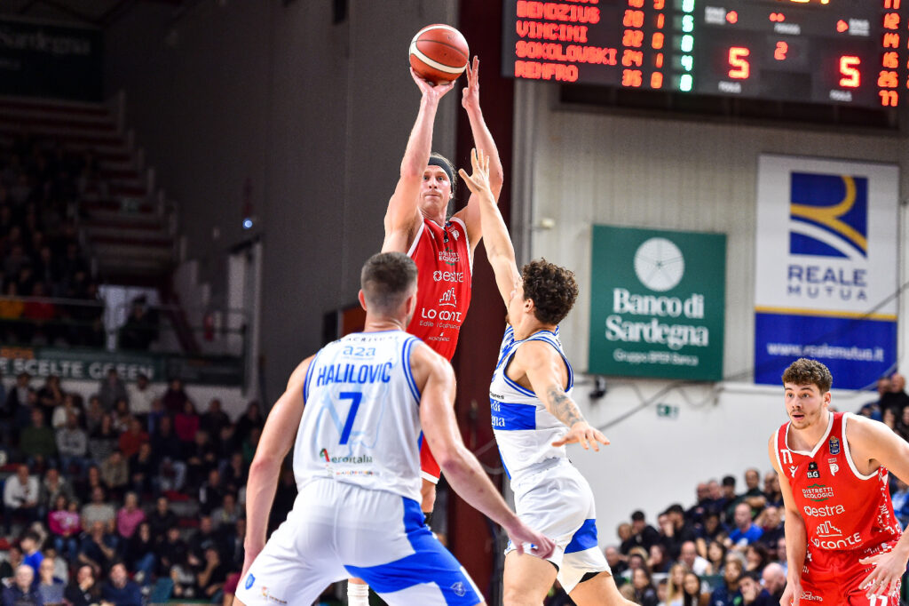 Maverick Rowan Sassari Pistoia 77-75 (foto Ciamillo)
