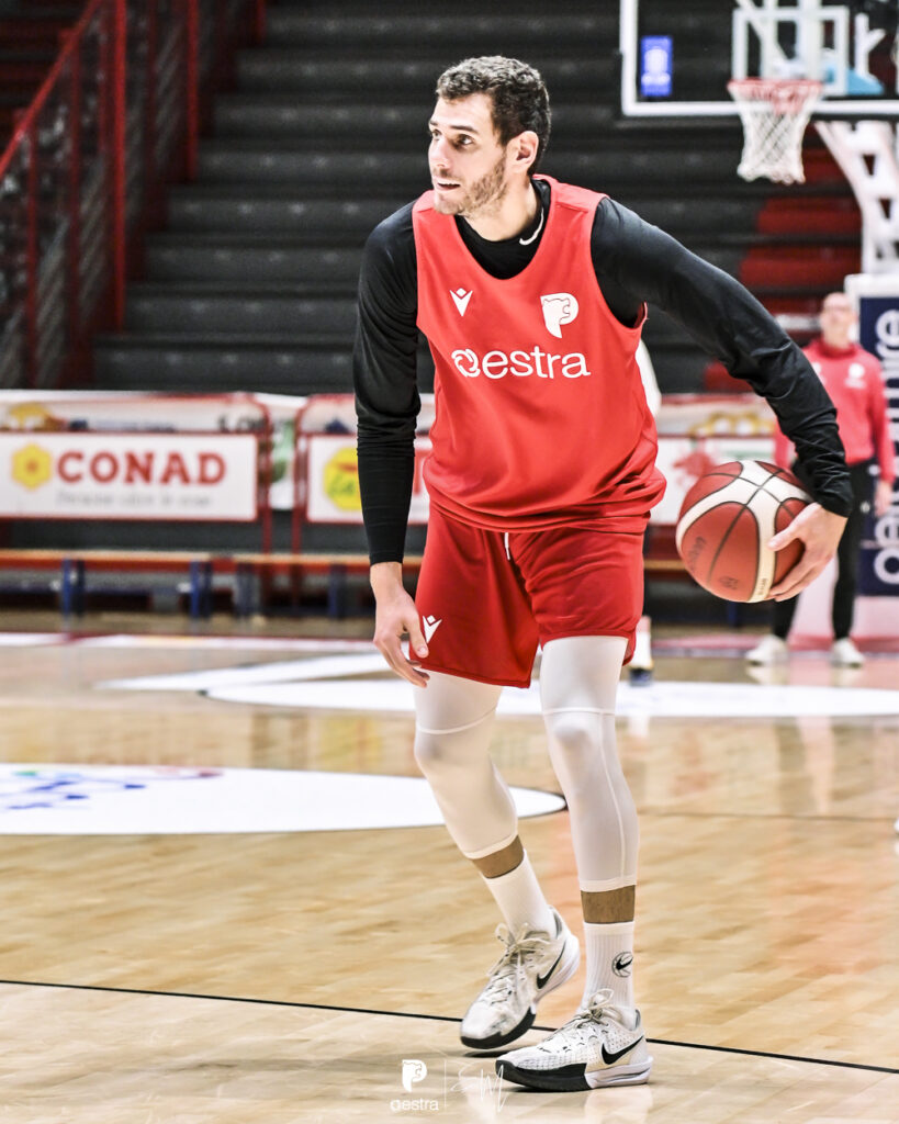 marco ceron in allenamento col pistoia basket